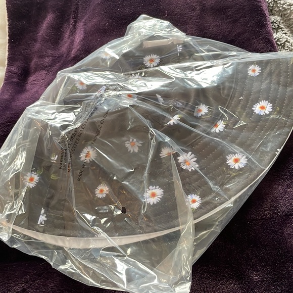 ALICE + OLIVIA DAISY PRINT REVERSIBLE BUCKET HAT - Picture 9 of 13